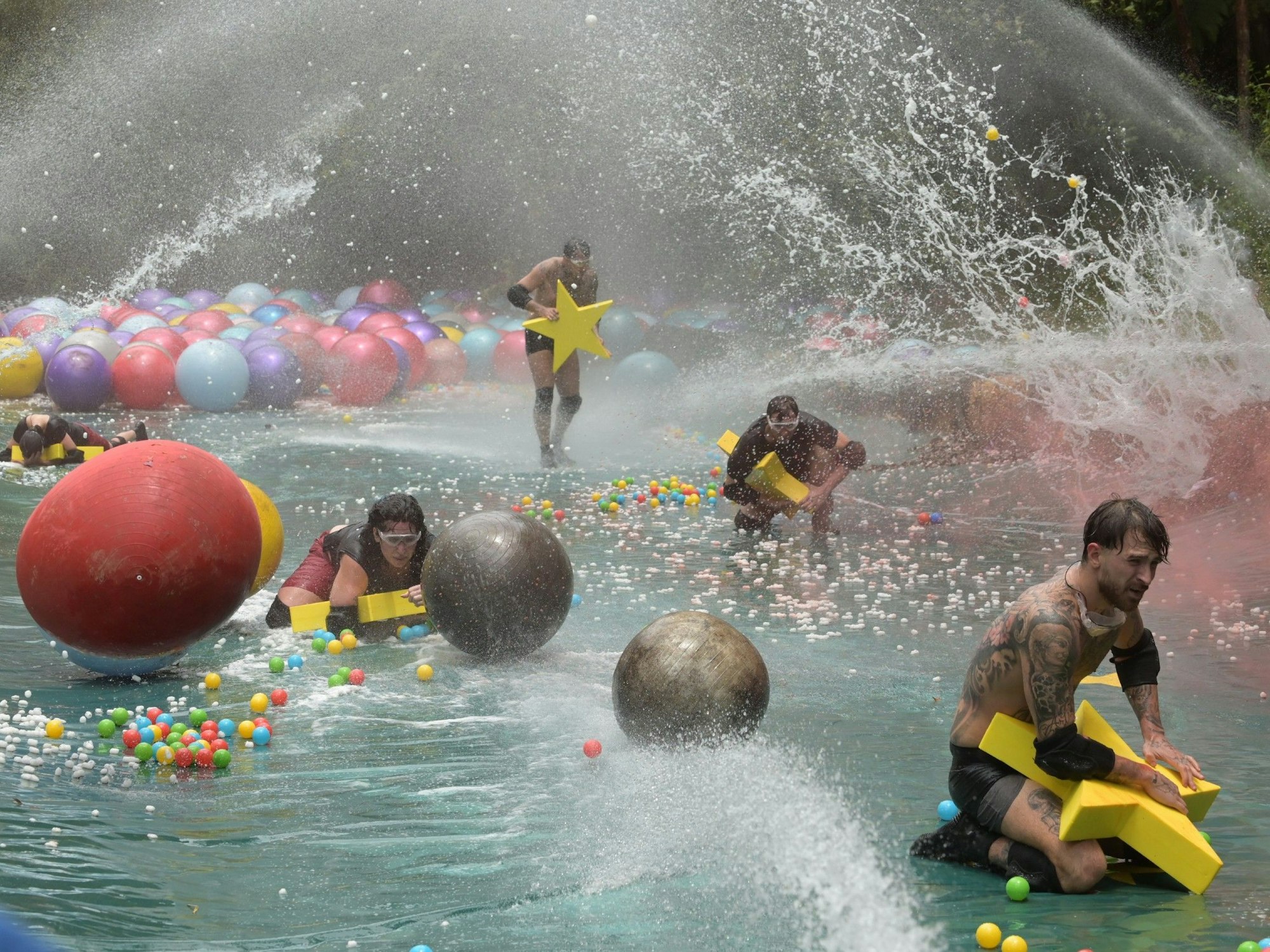 Tag 16 im Dschungelcamp: Dschungelprüfung "Creek der Sterne". Die Dschungelstars v.l.: Djamila Rowe, Jolina Mennen, Cosimo Citiolo, Lucas Cordalis und Gigi Birofio haben es jeden Moment geschafft: Fast alle befinden sich mit jeweils einem Stern auf den richtigen Markierungen, nur Cosimo muss sich nochmal zurück an seinen Platz kämpfen, nachdem er von einer riesen Welle zurück gespült wurde