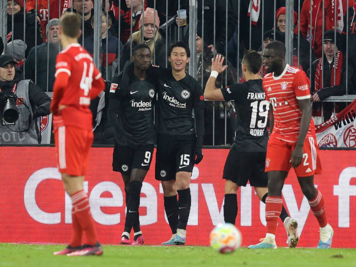 Frankfurts Randal Kolo Muani bejubelt mit seinen Mitspielern seinen Treffer in München.