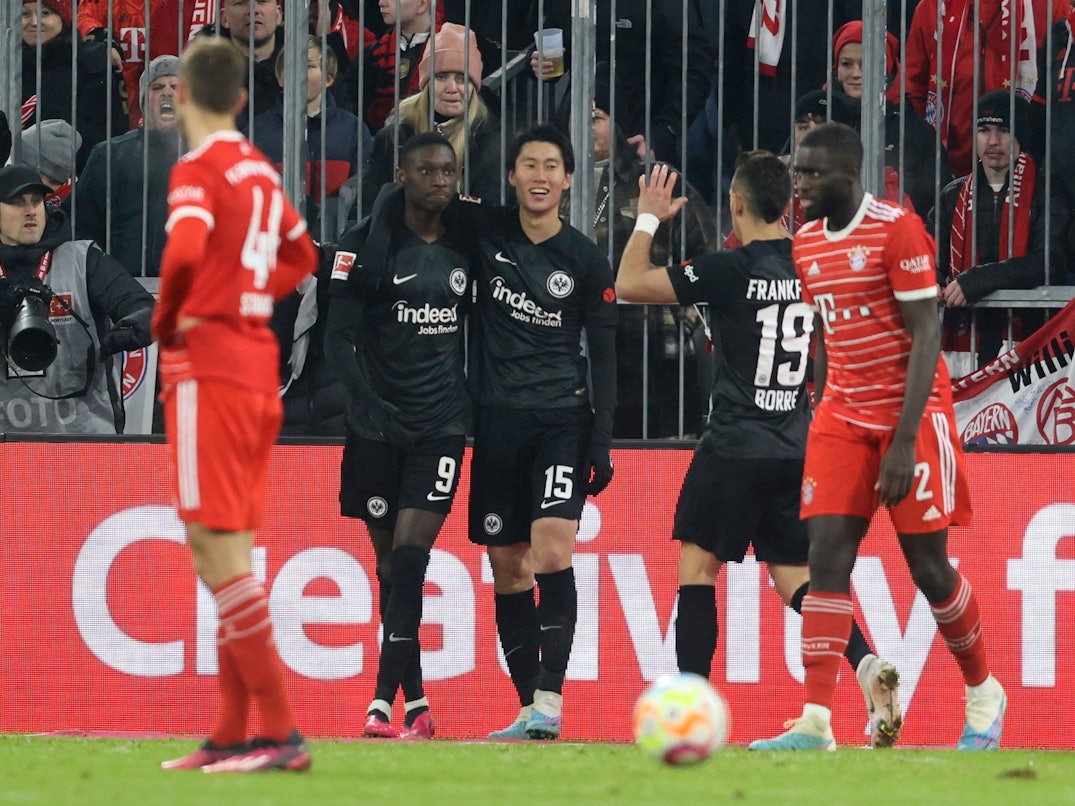 Frankfurts Randal Kolo Muani bejubelt mit seinen Mitspielern seinen Treffer in München.