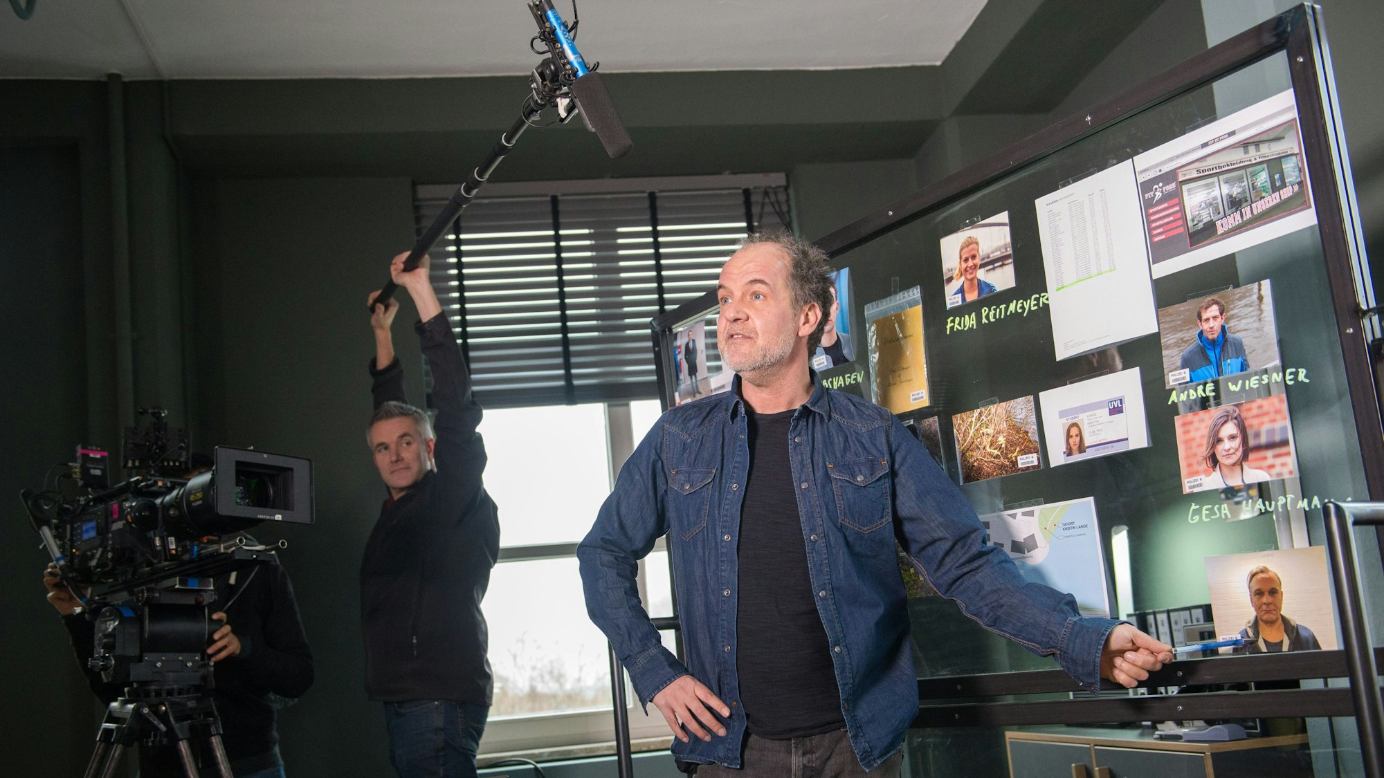 Der Schauspieler Marek Erhardt steht während der Dreharbeiten zur ZDF-Serie „Soko Hamburg“ am Set.