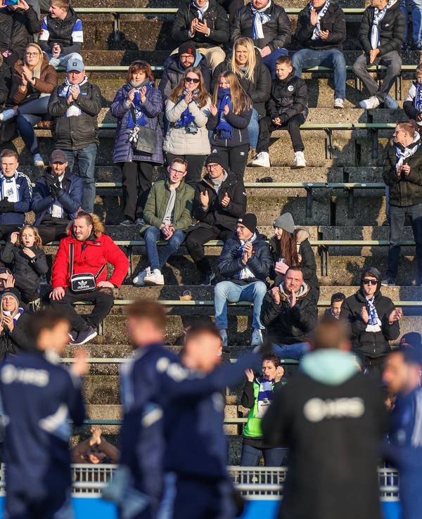Fans sitzen beim Abschlusstraining des FC Schalke 04 auf der Tribüne des Parkstadions.