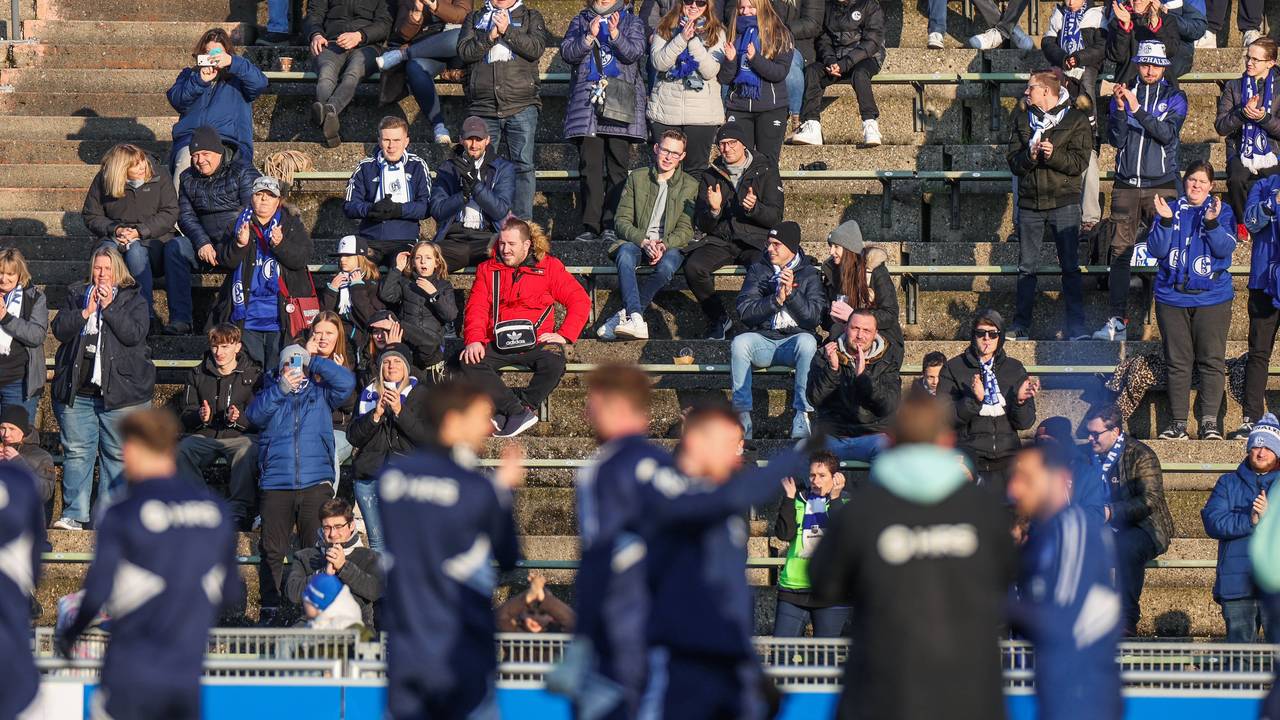 Fans sitzen beim Abschlusstraining des FC Schalke 04 auf der Tribüne des Parkstadions.