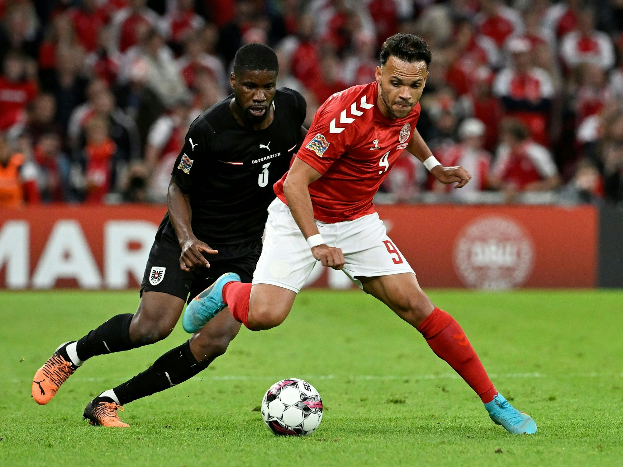 Fußball: Nations League A, Dänemark - Österreich, Gruppenphase, Gruppe 1, 4. Spieltag im Telia Parken, Kevin Danso (l) von Österreich in Aktion gegen Martin Braithwaite von Dänemark.