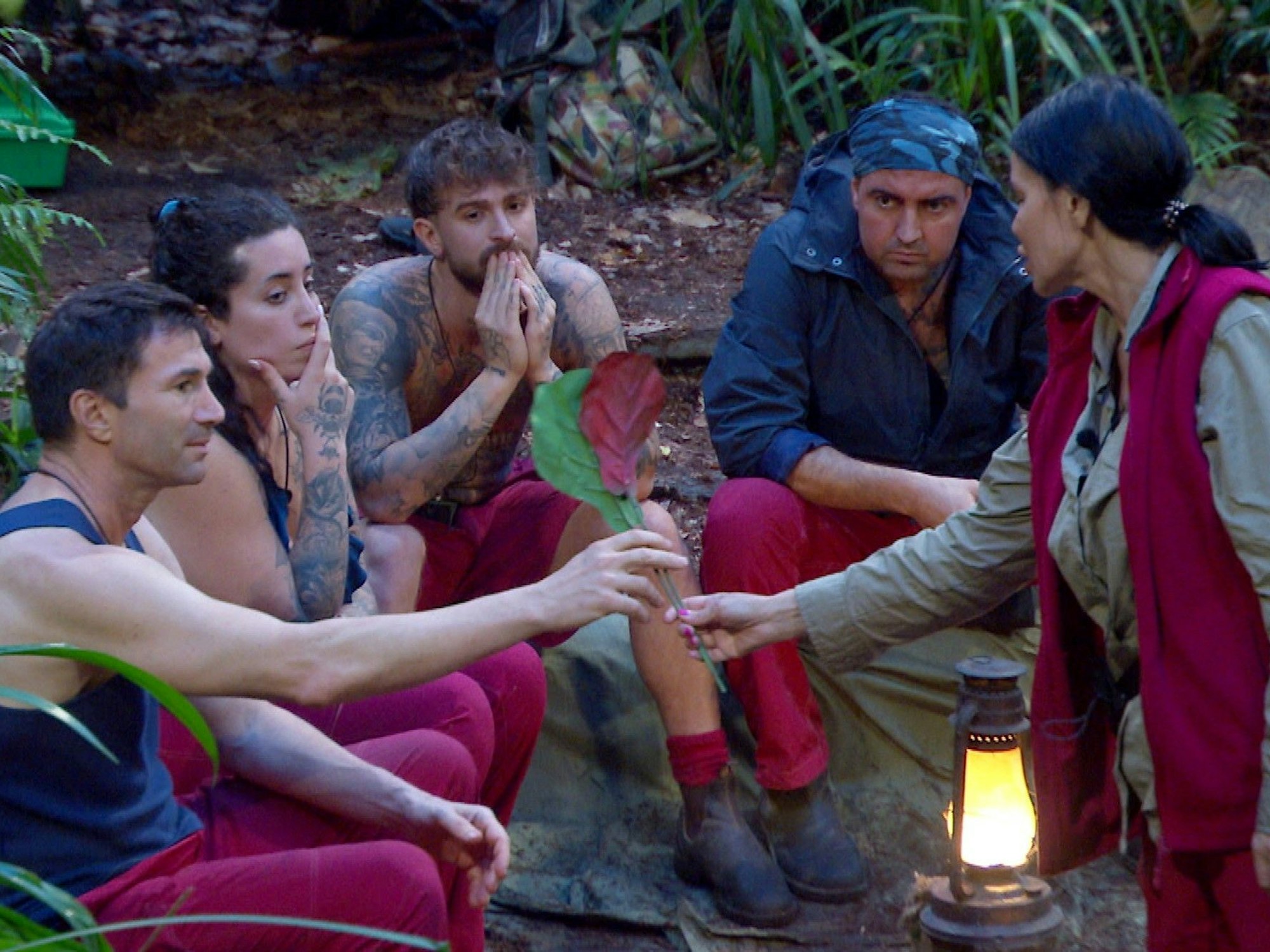 Djamila Rowe gibt Lucas Cordalis ihr rotes Blatt.