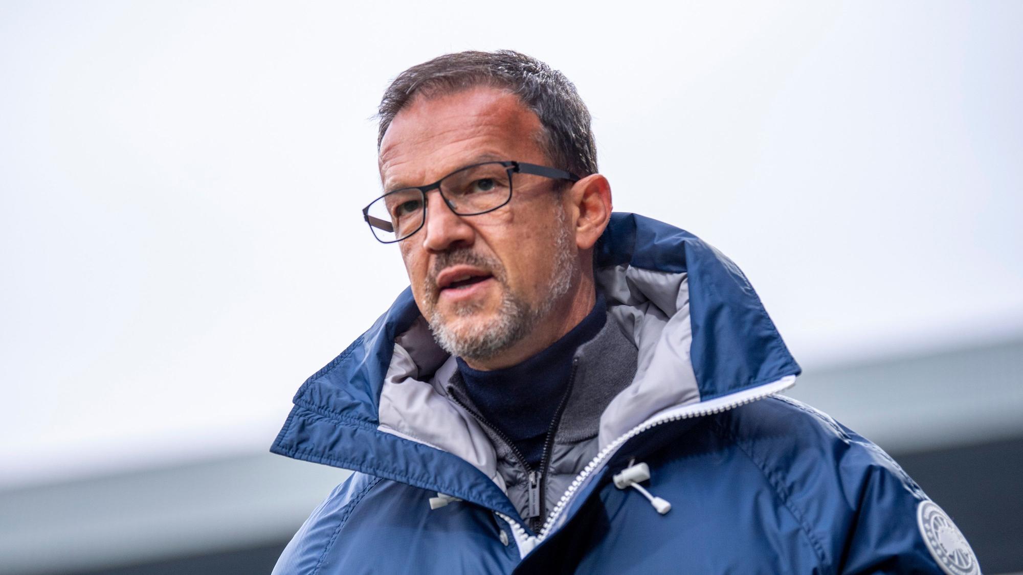 Fredi Bobic steht beim Bundesliga-Spiel in Bochum auf dem Rasen.