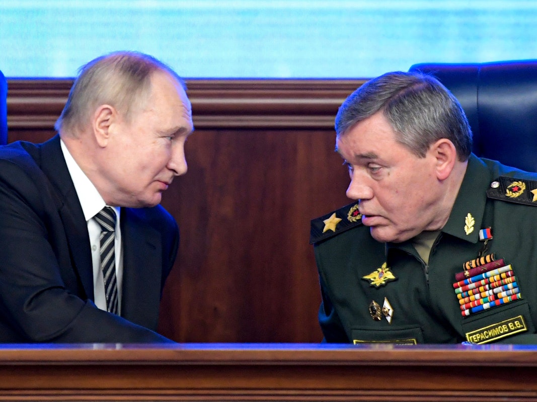 Russlands Präsident Putin zusammen mit seinem Hardliner-General Waleri Gerassimow am 21. Dezember in Moskau.
