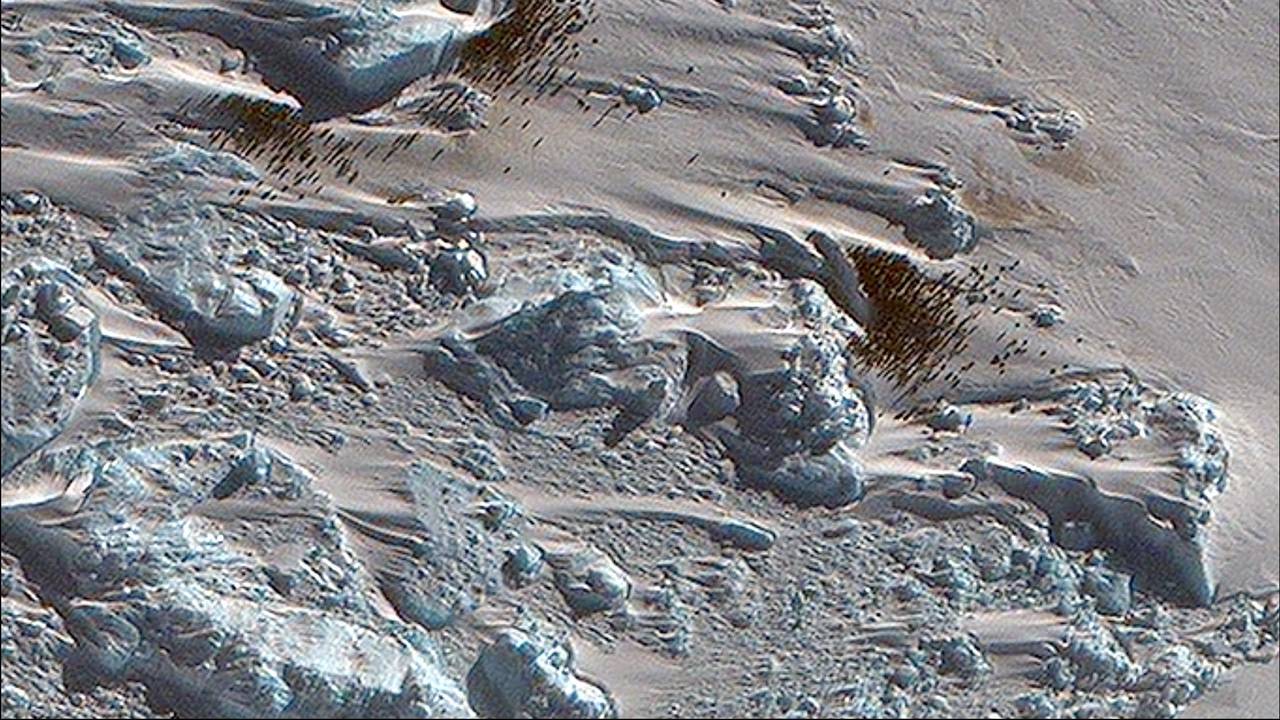 Das undatierte Foto des British Antarctic Survey (BAS) zeigt die neue entdeckte Kolonie von Kaiserpinguinen in der Antarktis. Die Forschenden kamen ihr dank verräterischer brauner Flecken auf die Spur.