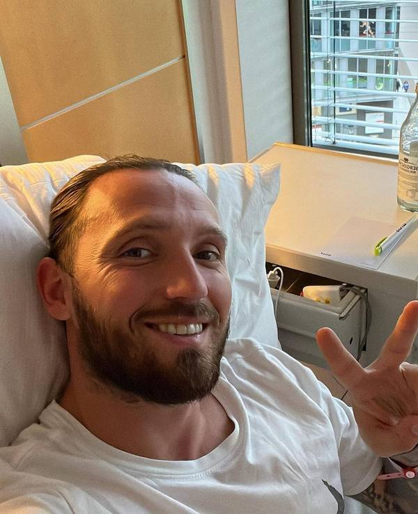 Fußball-Profi Marco Höger zeigt sich am 5. Oktober 2022 nach überstandener Operation im Krankenbett.