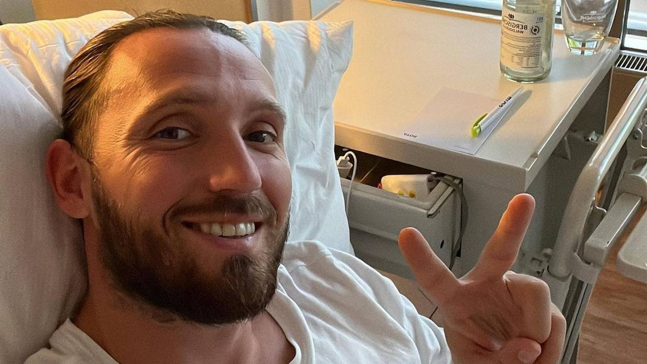 Fußball-Profi Marco Höger zeigt sich am 5. Oktober 2022 nach überstandener Operation im Krankenbett.
