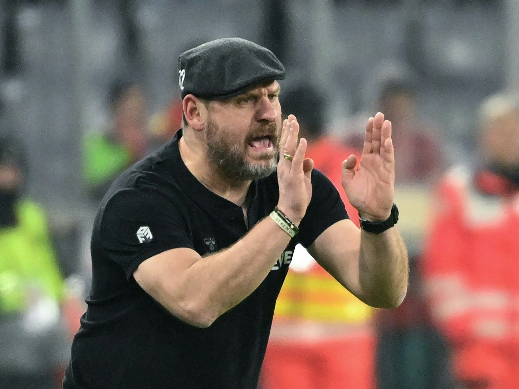 Steffen Baumgart gibt gegen Bayern an der Seitenlinie Vollgas.