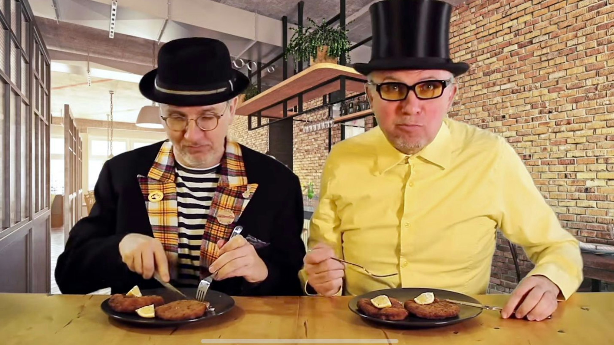 Screenshot aus dem Musikvideo der Zwei Hillije, während des Schnitzelessens.