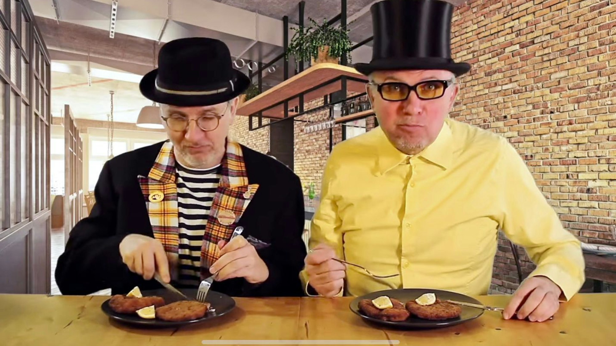 Screenshot aus dem Musikvideo der Zwei Hillije, während des Schnitzelessens.