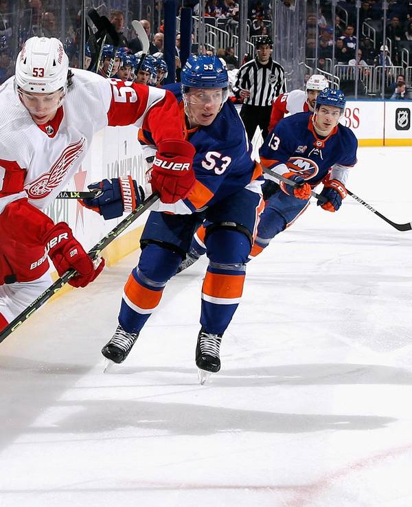 Detroits Moritz Seider (l.) läuft mit dem Puck und wird von Casey Cizikas (M.) verfolgt.