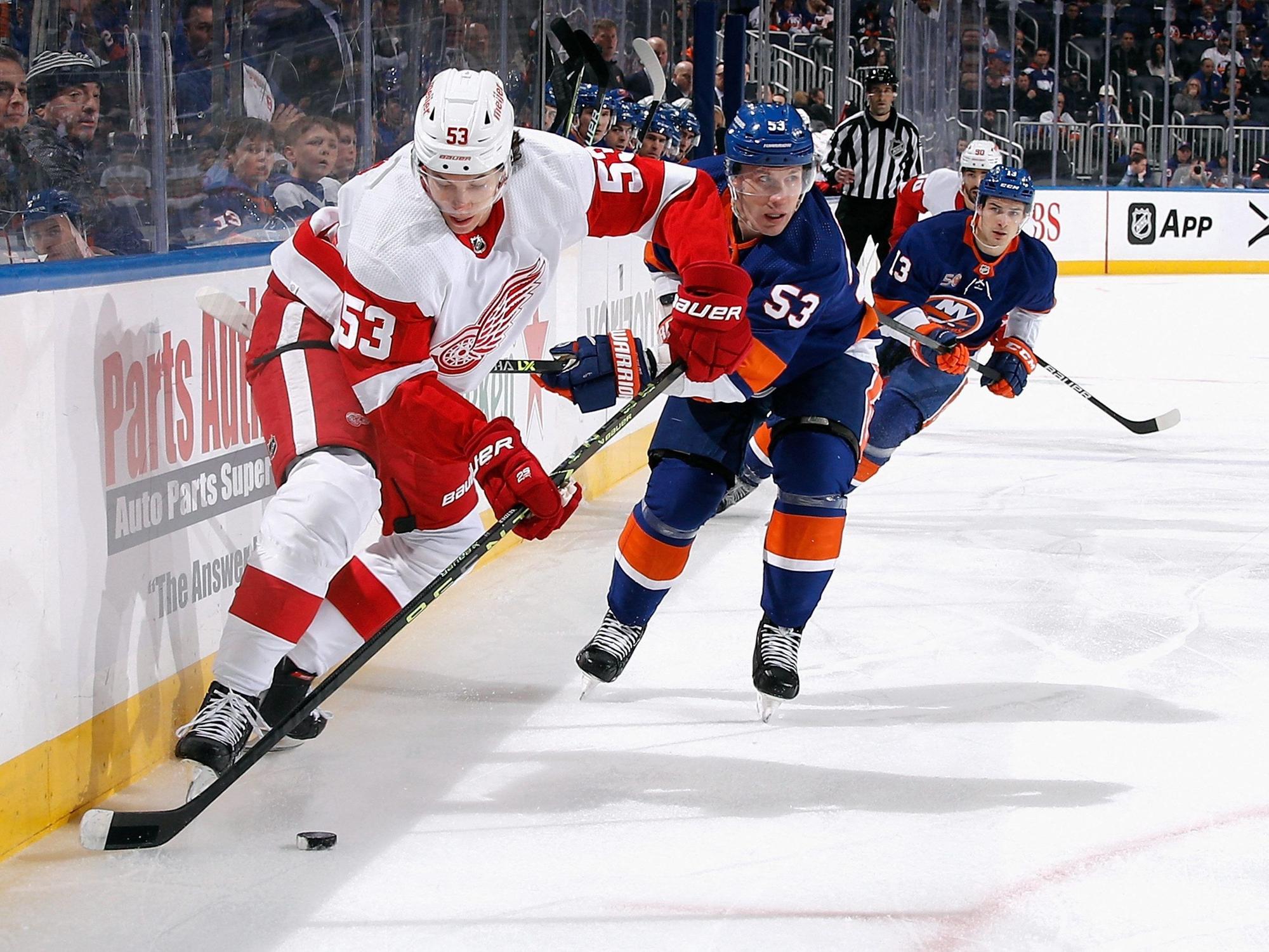 Detroits Moritz Seider (l.) läuft mit dem Puck und wird von Casey Cizikas (M.) verfolgt.