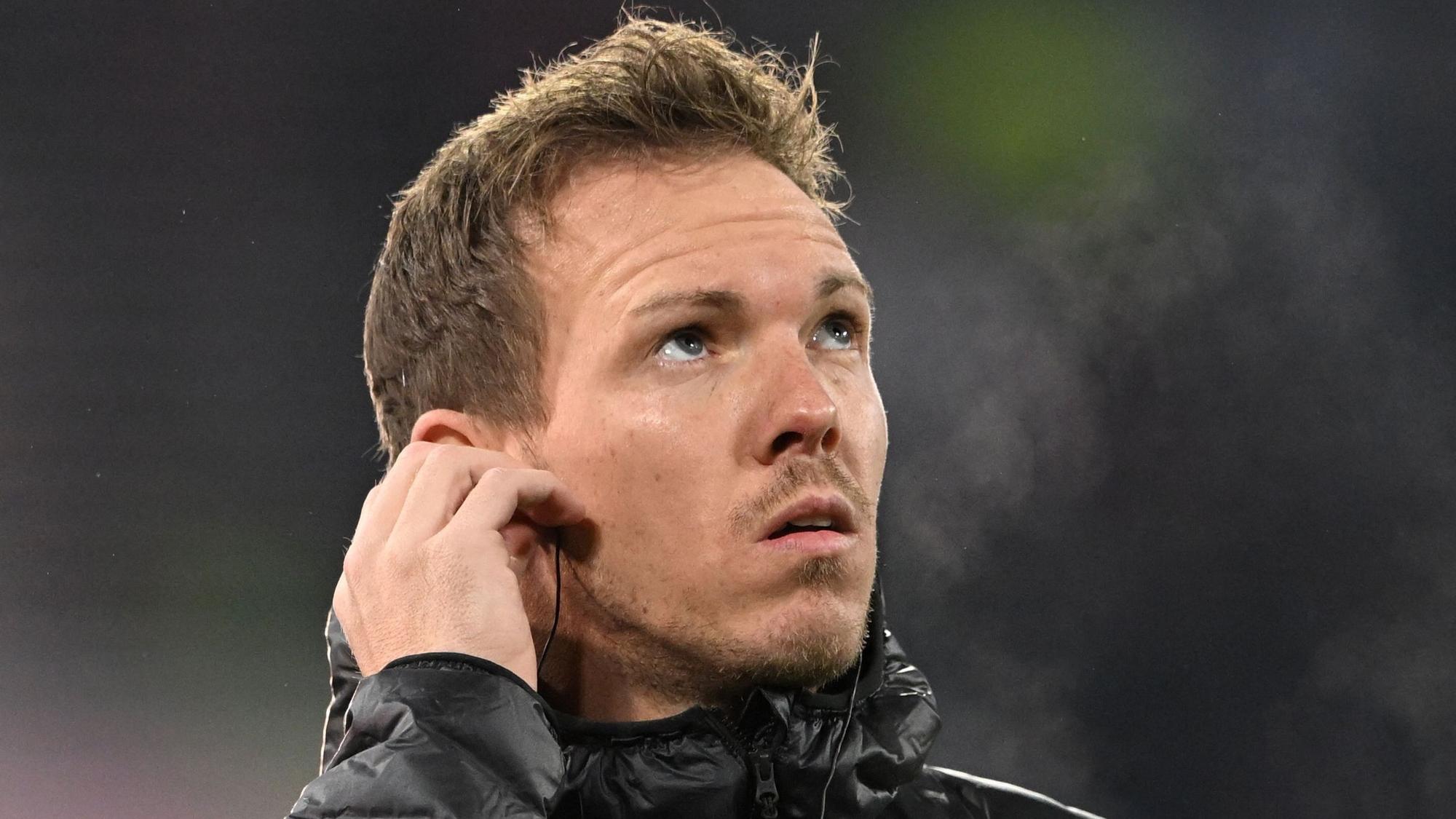 Julian Nagelsmann schaut während eines Interviews nachdenklich gen Himmel.