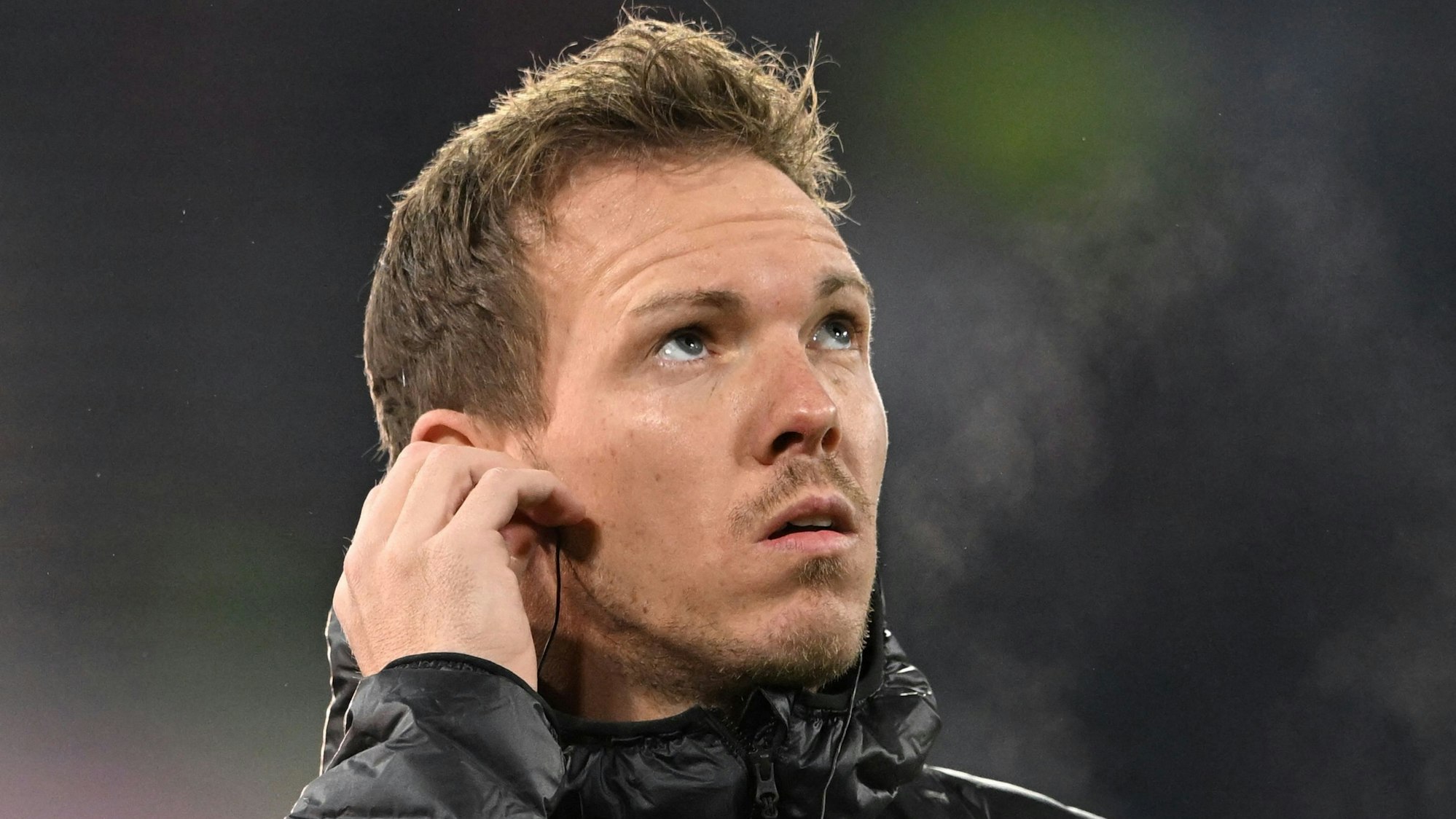 Julian Nagelsmann schaut während eines Interviews nachdenklich gen Himmel.