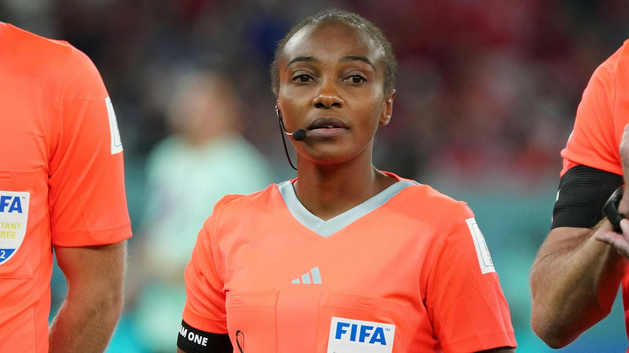 Schiedsrichterin Salima Mukansanga im Einsatz bei der WM 2022 in Katar.