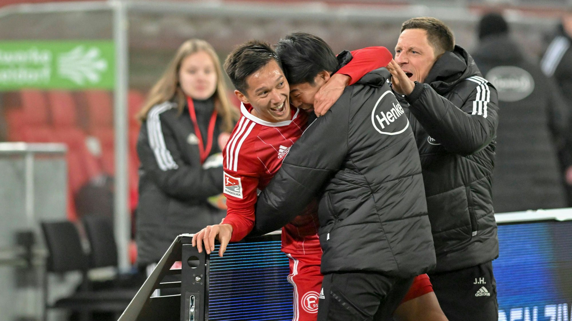 Shinta Appelkamp jubelt nach seinem Tor mit Übersetzer Taiki Hirooka.