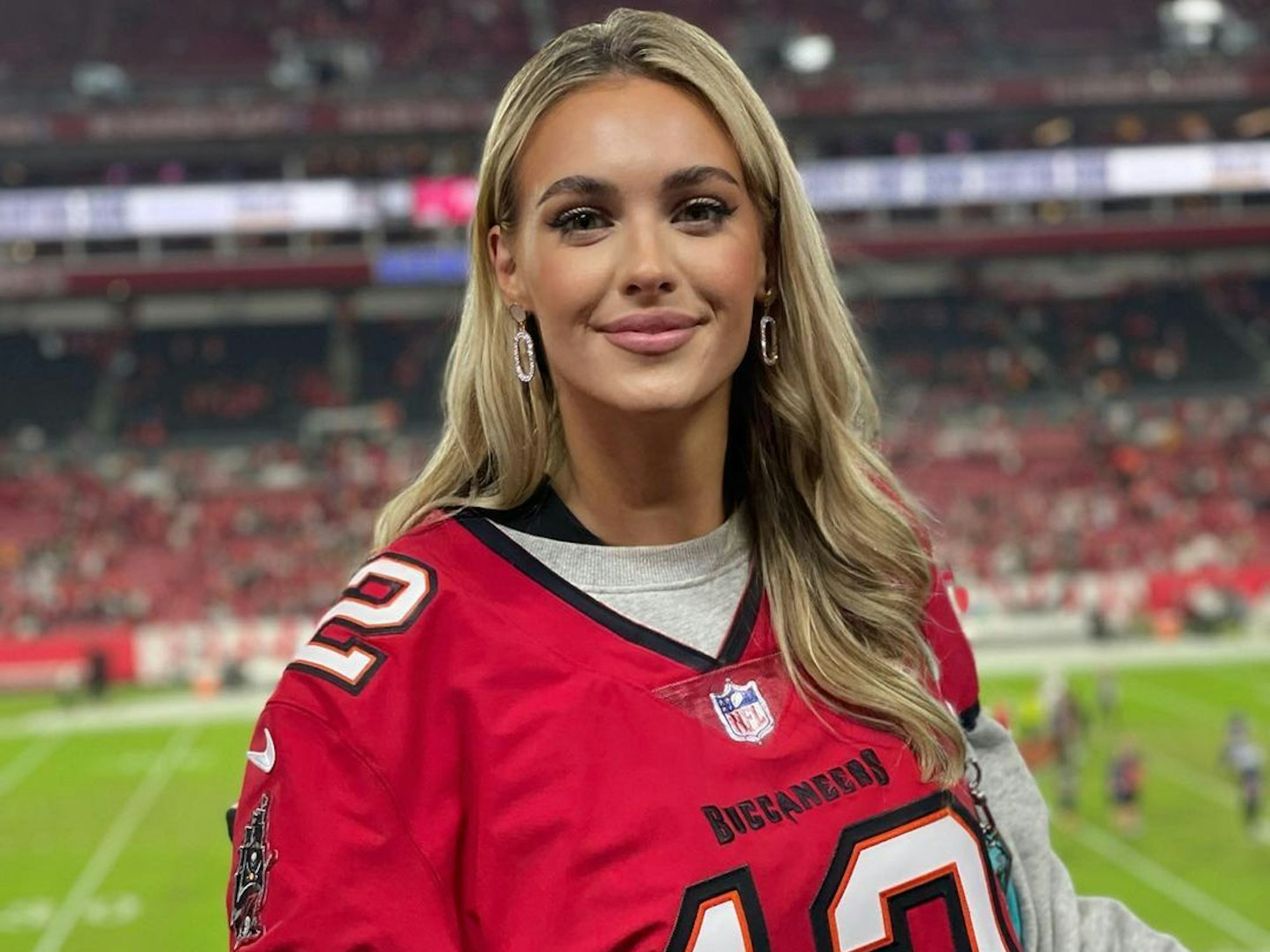 Veronika Rajek im Stadion von Tampa Bay bei einem der letzten Spiele von Tom Brady für die Buccaneers.