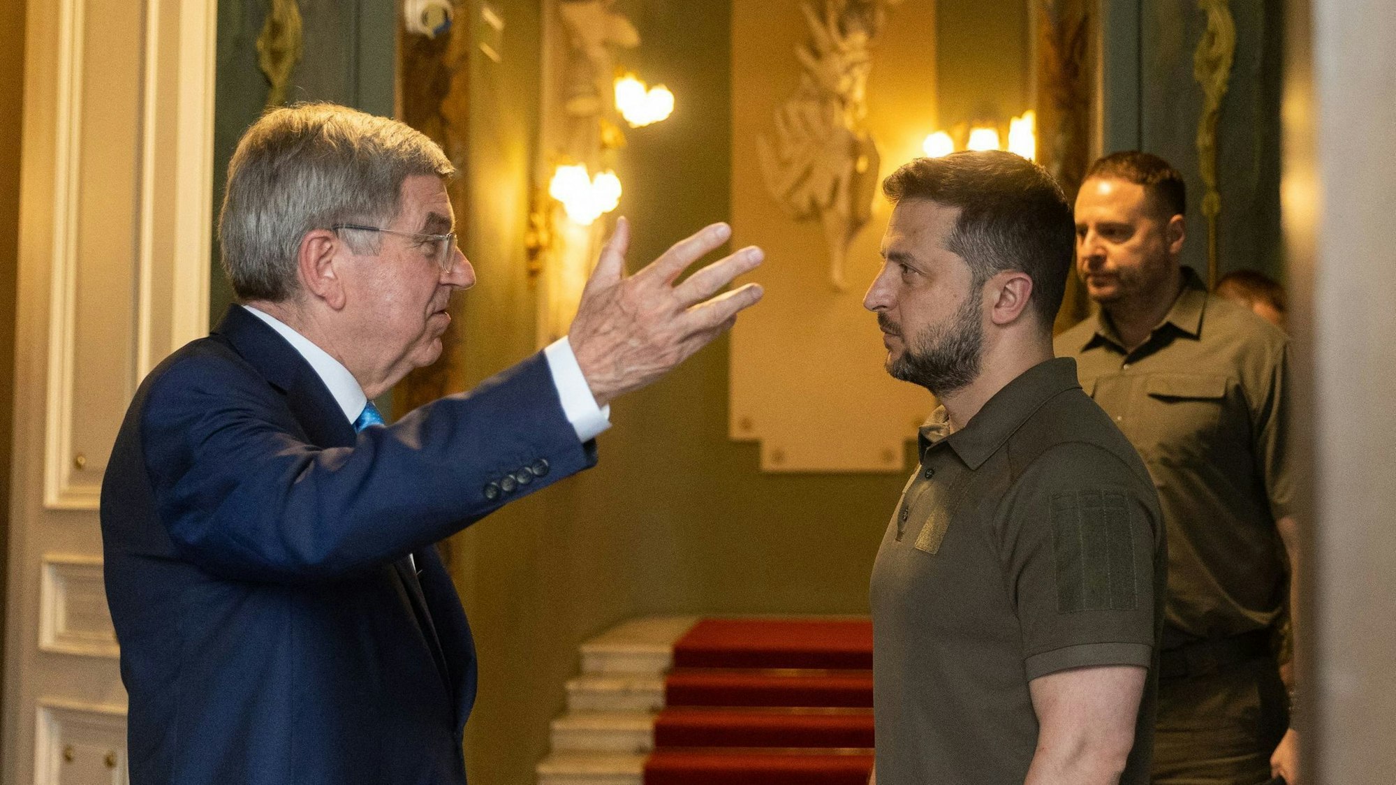 Ukraine-Präsident Wolodomyr Selenskyj hat IOC-Boss Thomas Bach an die Frontlinie nach Bachmut eingeladen. Die Ukraine ist gegen russische Athletinnen und Athleten bei Olympia, Bach erwägt eine Zulassung.