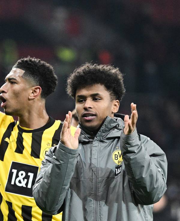 Dortmunds Karim Adeyemi und Jude Bellingham feiern nach der Partie in Leverkusen.