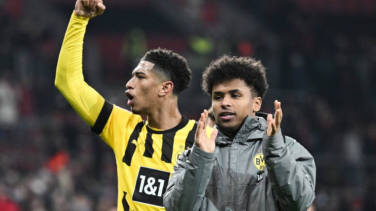 Dortmunds Karim Adeyemi und Jude Bellingham feiern nach der Partie in Leverkusen.