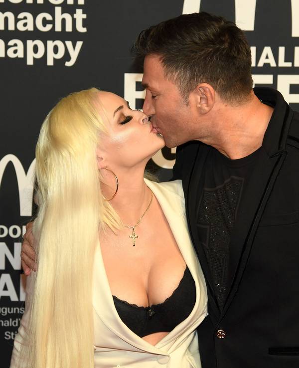 Daniela Katzenberger, Model, und Lucas Cordalis, Sänger, kommen zur Benefiz-Gala für die McDonald's Kinderhilfe Stiftung ins Hotel Bayerischer Hof und küssen sich. +++ dpa-Bildfunk +++