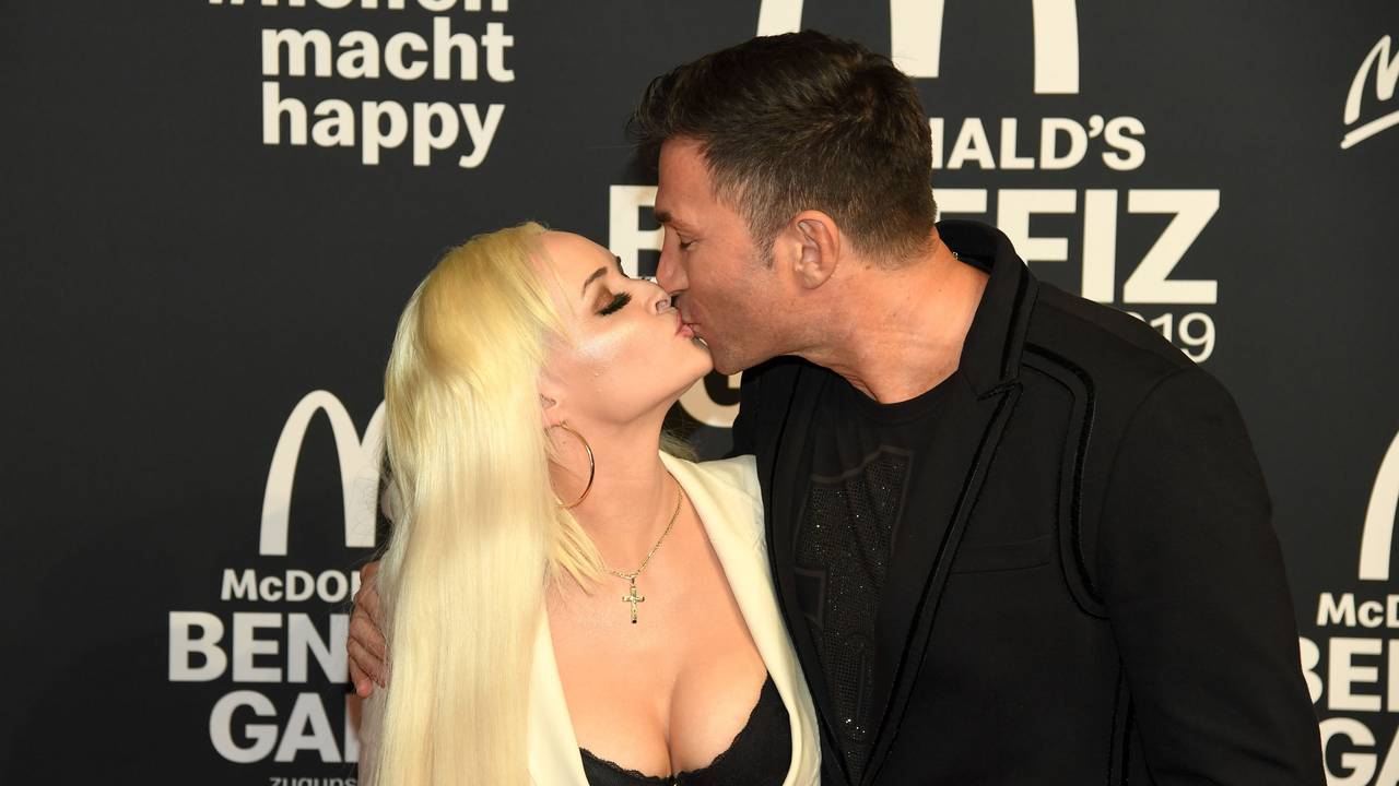 Daniela Katzenberger, Model, und Lucas Cordalis, Sänger, kommen zur Benefiz-Gala für die McDonald's Kinderhilfe Stiftung ins Hotel Bayerischer Hof und küssen sich. +++ dpa-Bildfunk +++