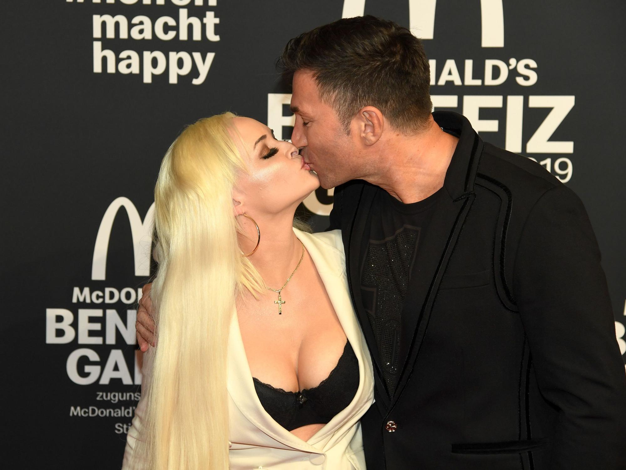 Daniela Katzenberger, Model, und Lucas Cordalis, Sänger, kommen zur Benefiz-Gala für die McDonald's Kinderhilfe Stiftung ins Hotel Bayerischer Hof und küssen sich. +++ dpa-Bildfunk +++