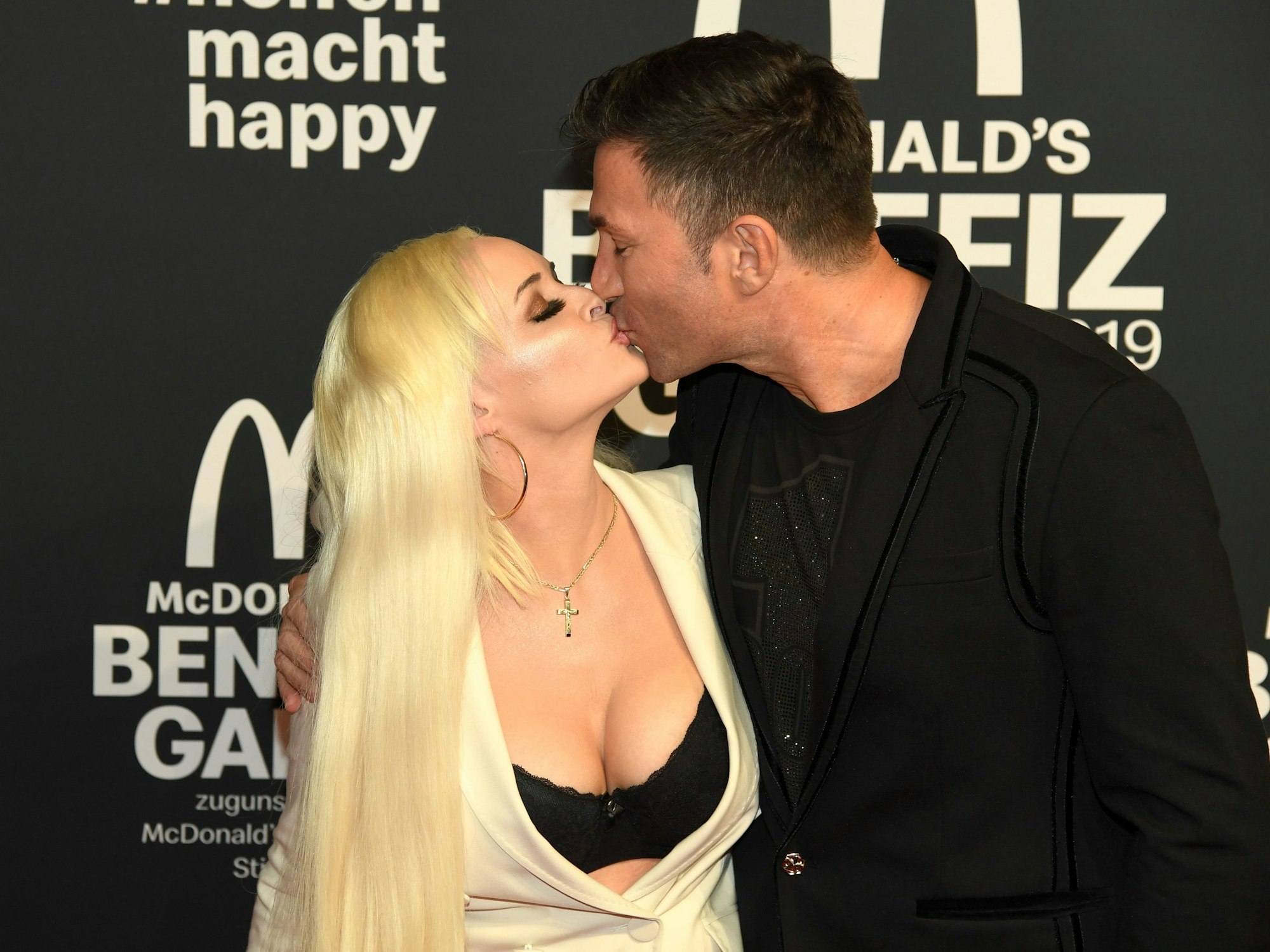 Daniela Katzenberger, Model, und Lucas Cordalis, Sänger, kommen zur Benefiz-Gala für die McDonald's Kinderhilfe Stiftung ins Hotel Bayerischer Hof und küssen sich. +++ dpa-Bildfunk +++