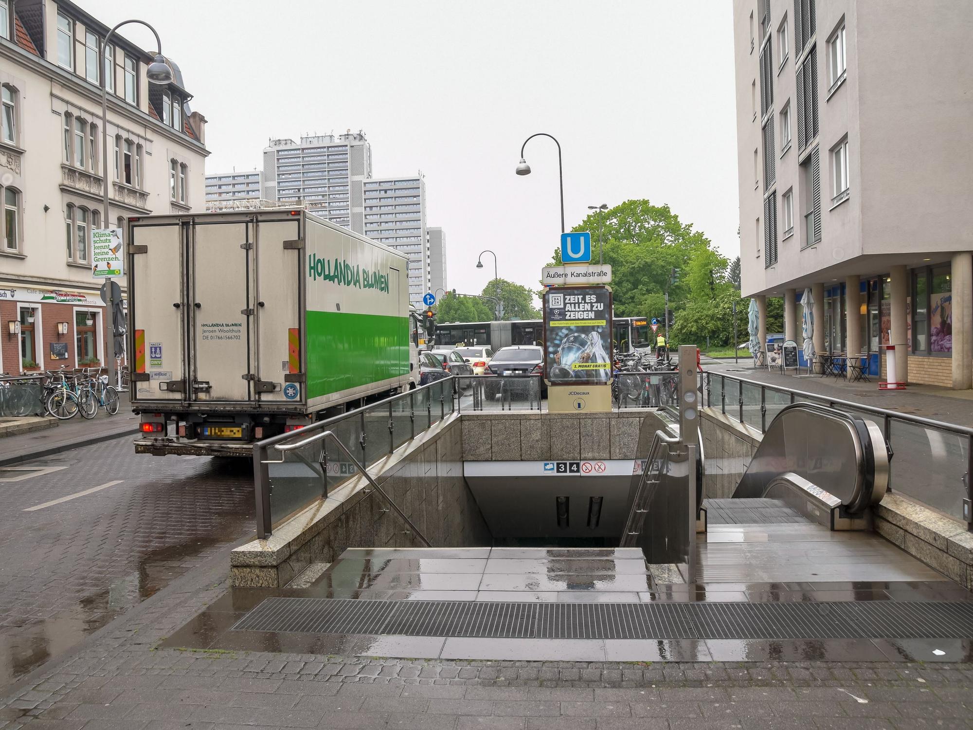 Autos und Sprinter stehen an der Kreuzung der Venloer Straße mit der Äußeren Kanalstraße in Köln.