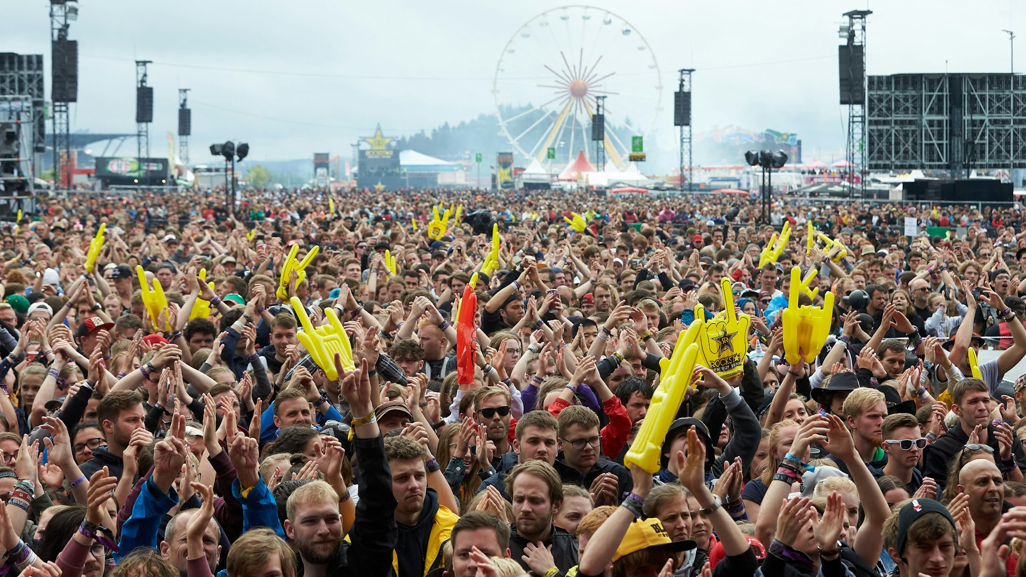 Rockfans drängen sich vor der Hauptbühne des Musikfestivals Rock am Ring.