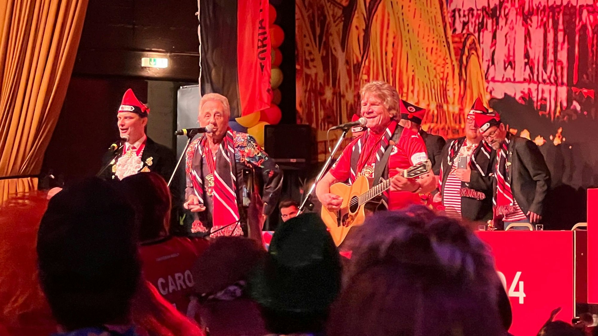 Die beiden Ur-Fööss Bömmel und Erry stehen bei der Viktoria-Sitzung auf der Bühne.