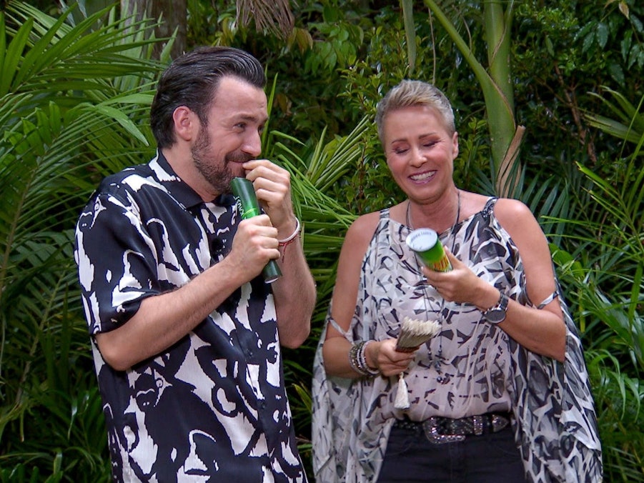 Tag 15: Dschungelprüfung "Schluss mit luftig".
Jan Köppen und Sonja Zietlow amüsieren sich köstlich während Cosimo und Jolina versuchen, Sterne aus dem Wassertank zu befreien.
D