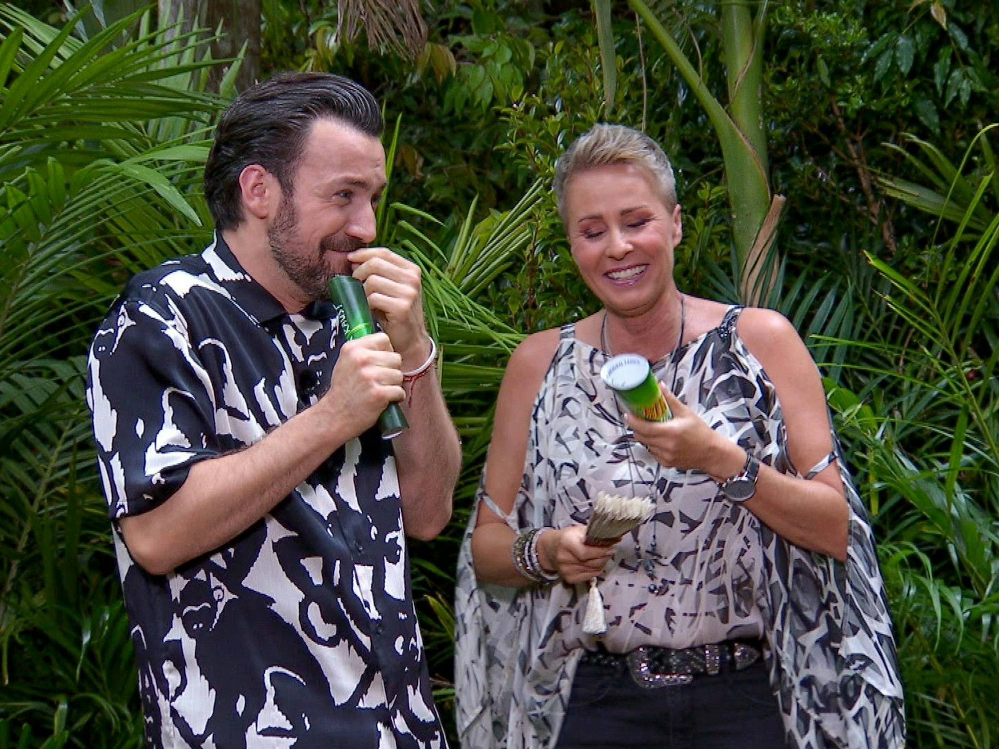 Tag 15: Dschungelprüfung "Schluss mit luftig".
Jan Köppen und Sonja Zietlow amüsieren sich köstlich während Cosimo und Jolina versuchen, Sterne aus dem Wassertank zu befreien.
D