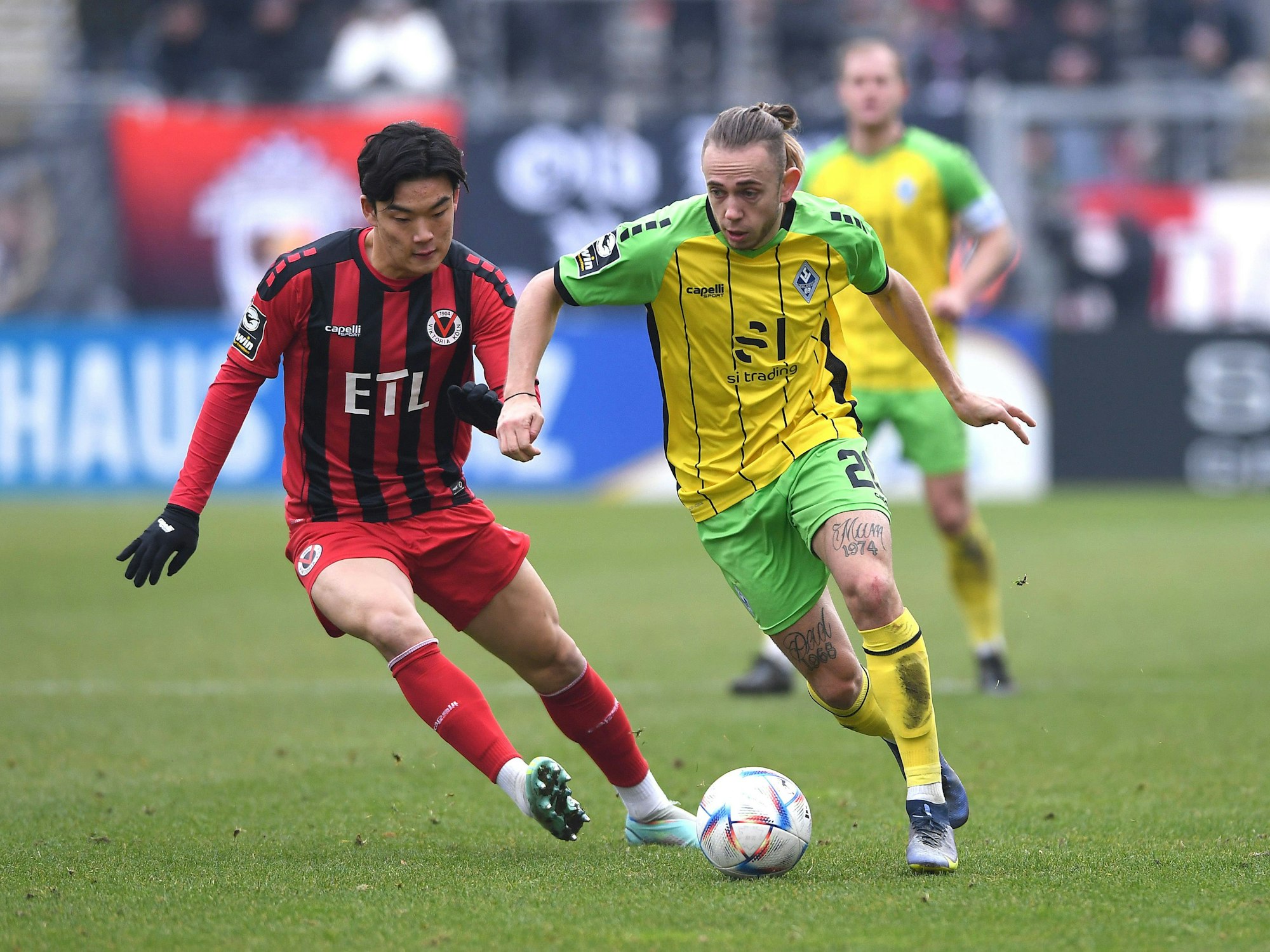 Kölns Seok-ju Hong im Zweikampf mit Mannheims Adrien Lebeau