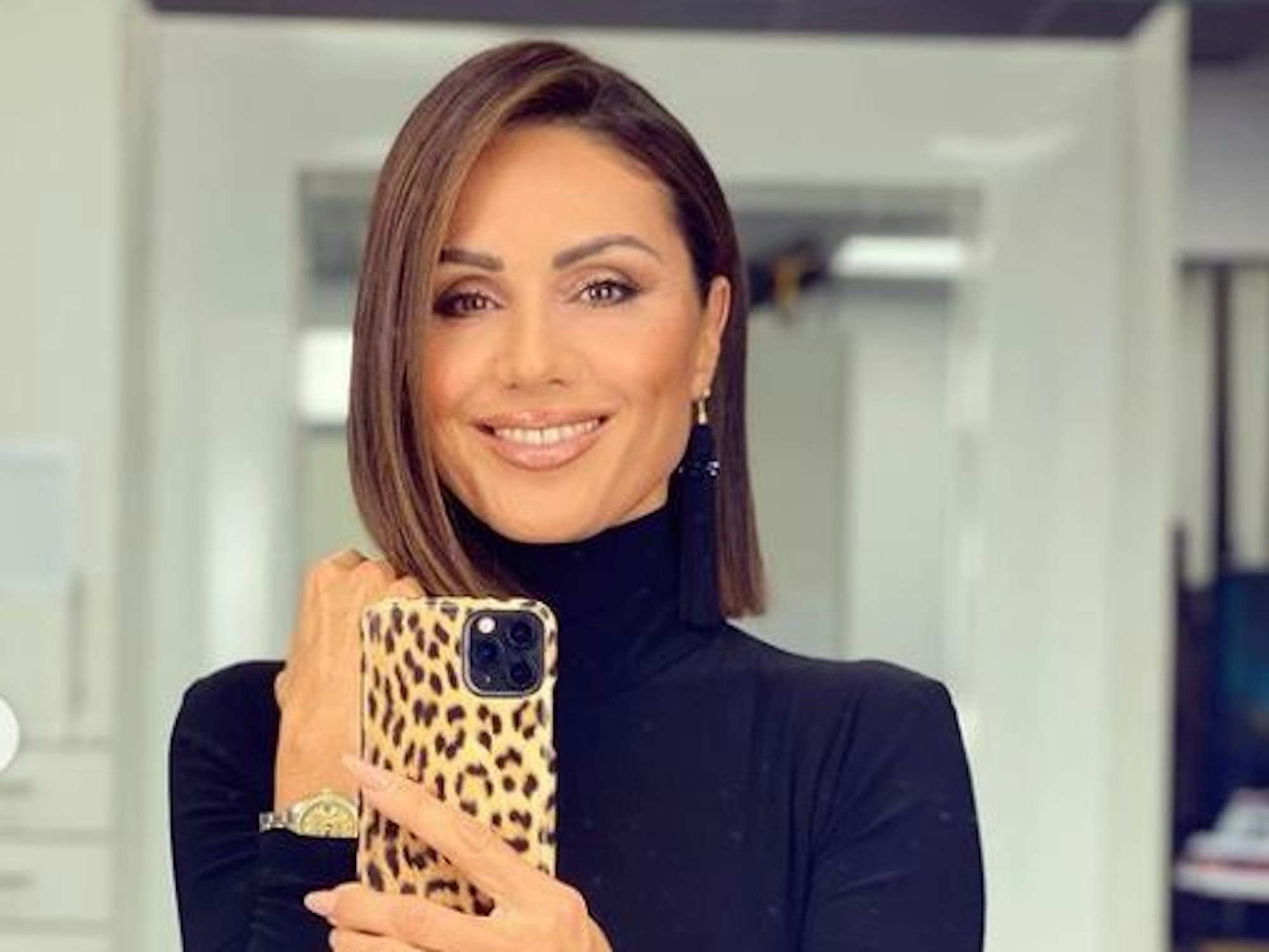 Auf einem Spiegelselfie grinst Nazan Eckes fröhlich in die Kamera.