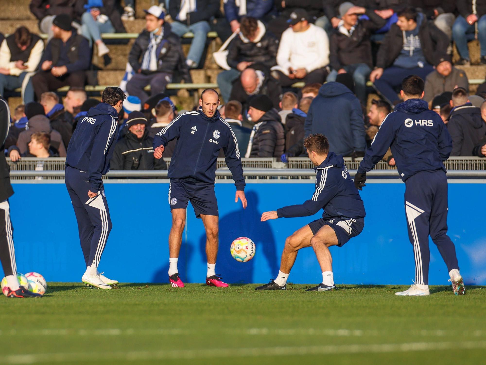 1. Bundesliga, Training des FC Schalke 04 vor dem Spiel gegen Köln.