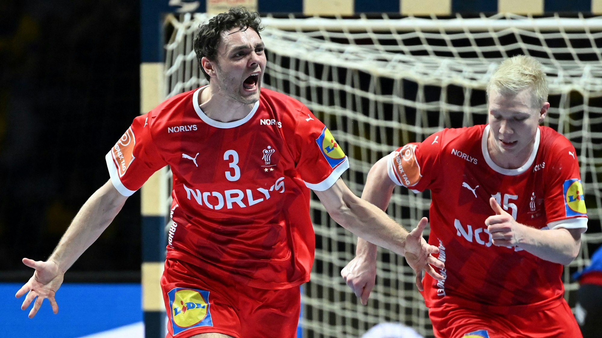 Dänemarks Niclas Kirkelokke jubelt mit Magnus Saugstrup über ein Tor im WM-Finale gegen Frankreich.