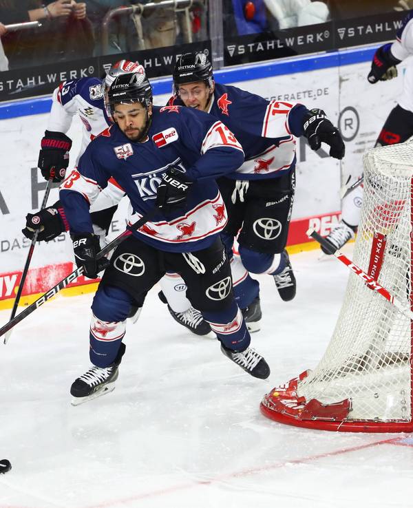 Nicholas Baptiste führt den Puck aus der Gefahrenzone beim Spiel der Kölner Haie gegen Nürnberg.