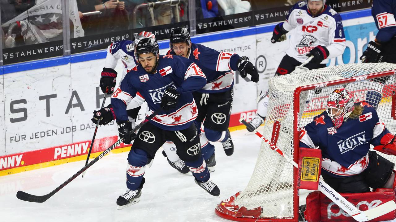 Nicholas Baptiste führt den Puck aus der Gefahrenzone beim Spiel der Kölner Haie gegen Nürnberg.