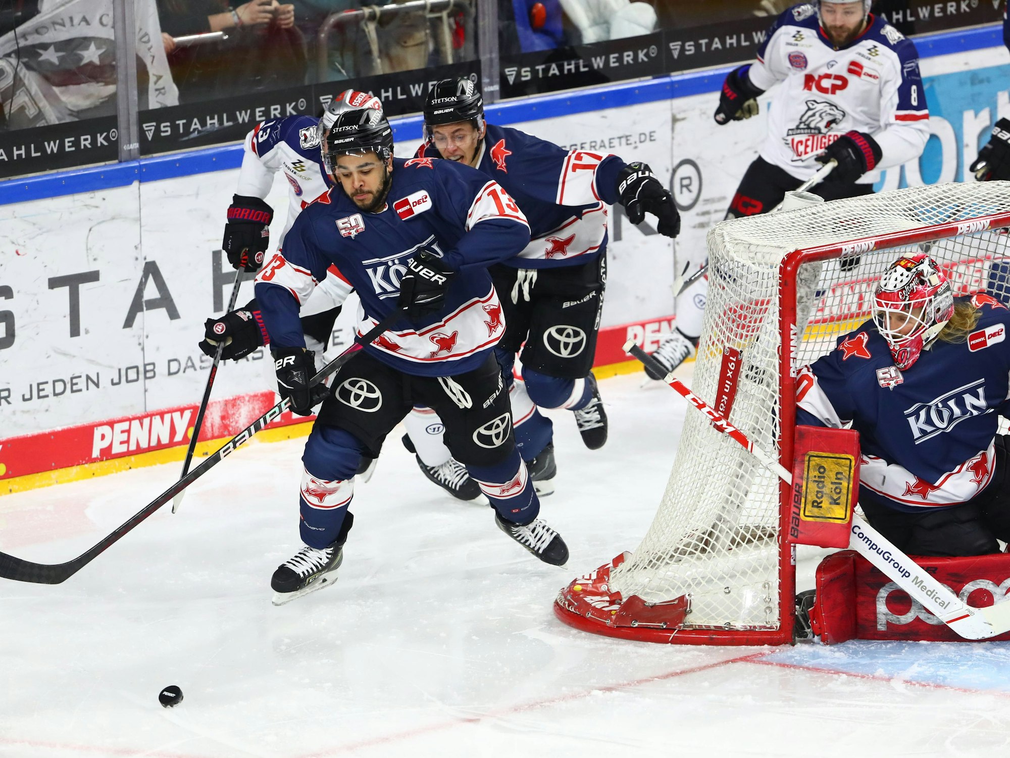 Nicholas Baptiste führt den Puck aus der Gefahrenzone beim Spiel der Kölner Haie gegen Nürnberg.