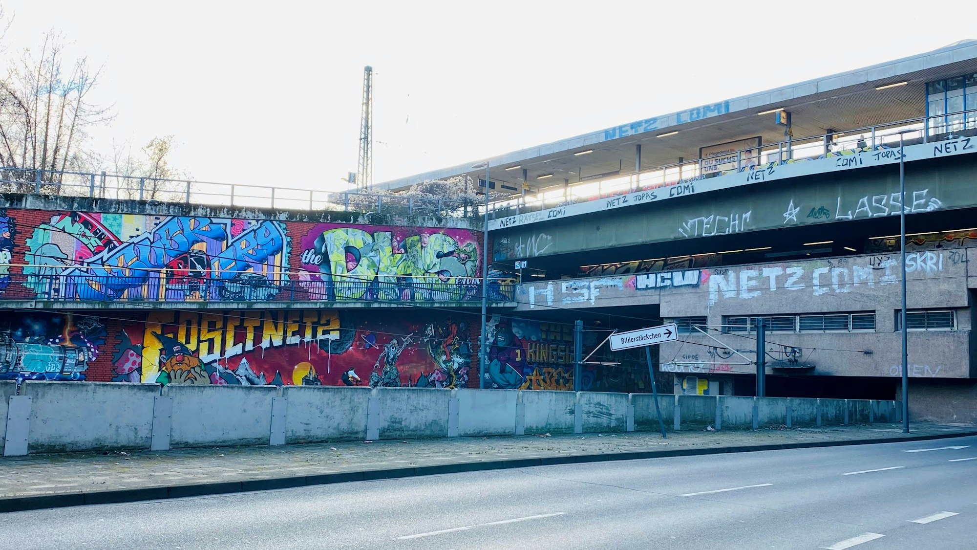 An der Ecke Geldernstraße/Parkgürtel ist ein riesiges Graffito zu sehen.