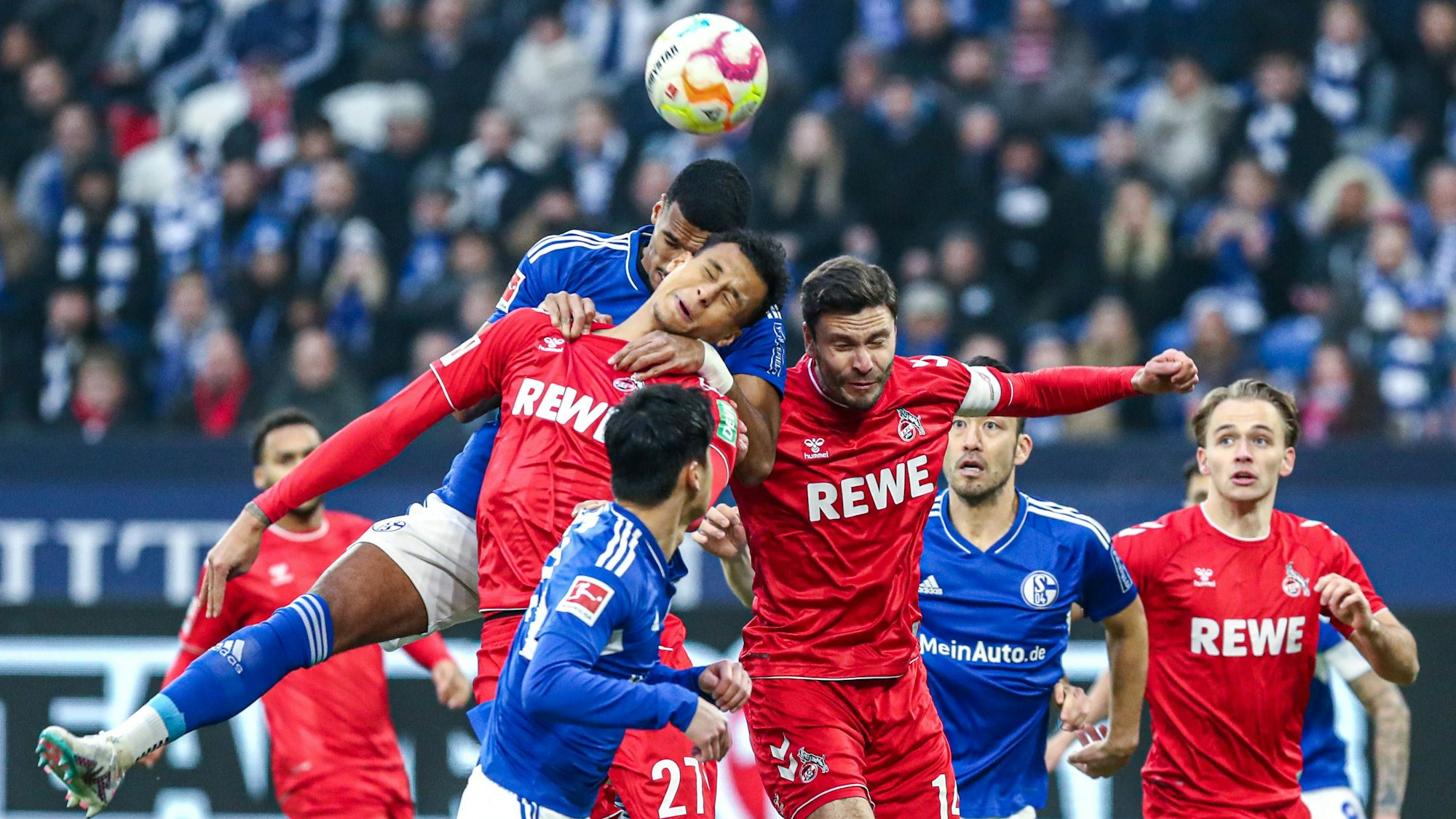 Davie Selke geht für den 1. FC Köln zum Kopfball hoch.