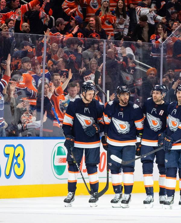 Jack Johnson (l) von den Chicago Blackhawks läuft an Philip Broberg (l-r), Evander Kane, Leon Draisaitl und Evan Bouchard von den Edmonton Oilers vorbei.