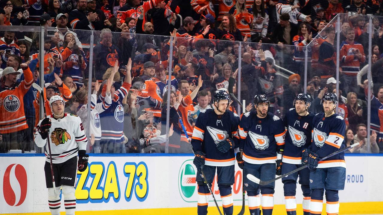 Jack Johnson (l) von den Chicago Blackhawks läuft an Philip Broberg (l-r), Evander Kane, Leon Draisaitl und Evan Bouchard von den Edmonton Oilers vorbei.