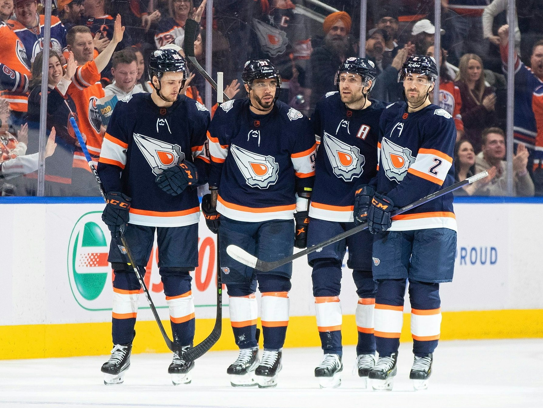 Jack Johnson (l) von den Chicago Blackhawks läuft an Philip Broberg (l-r), Evander Kane, Leon Draisaitl und Evan Bouchard von den Edmonton Oilers vorbei.