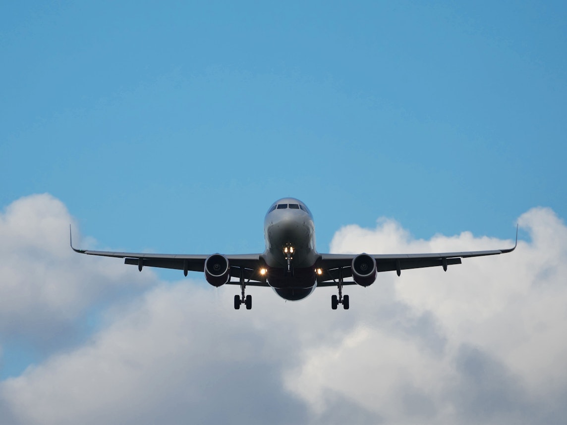 Ein Flugzeug im Landeanflug.