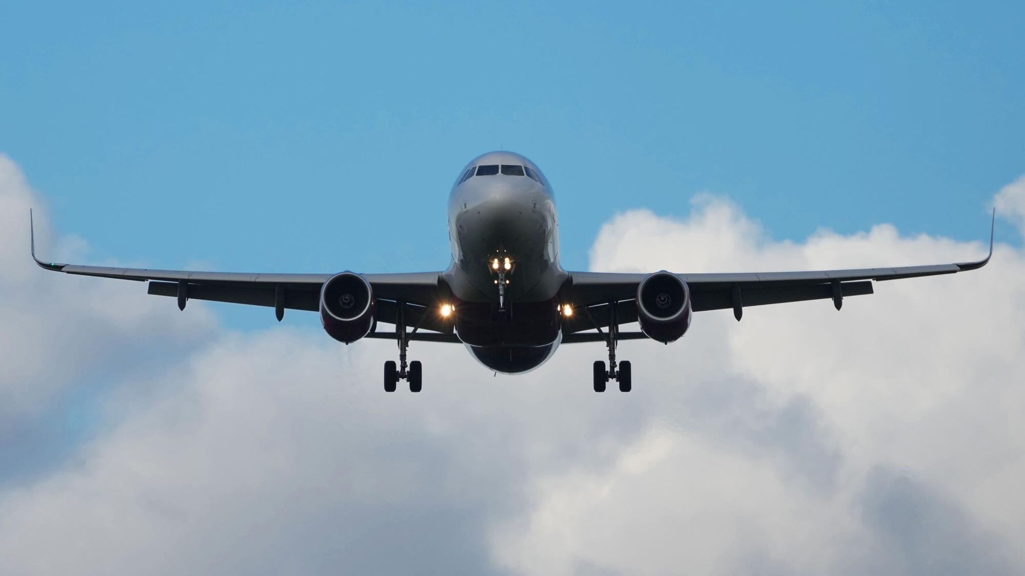 Ein Flugzeug im Landeanflug.
