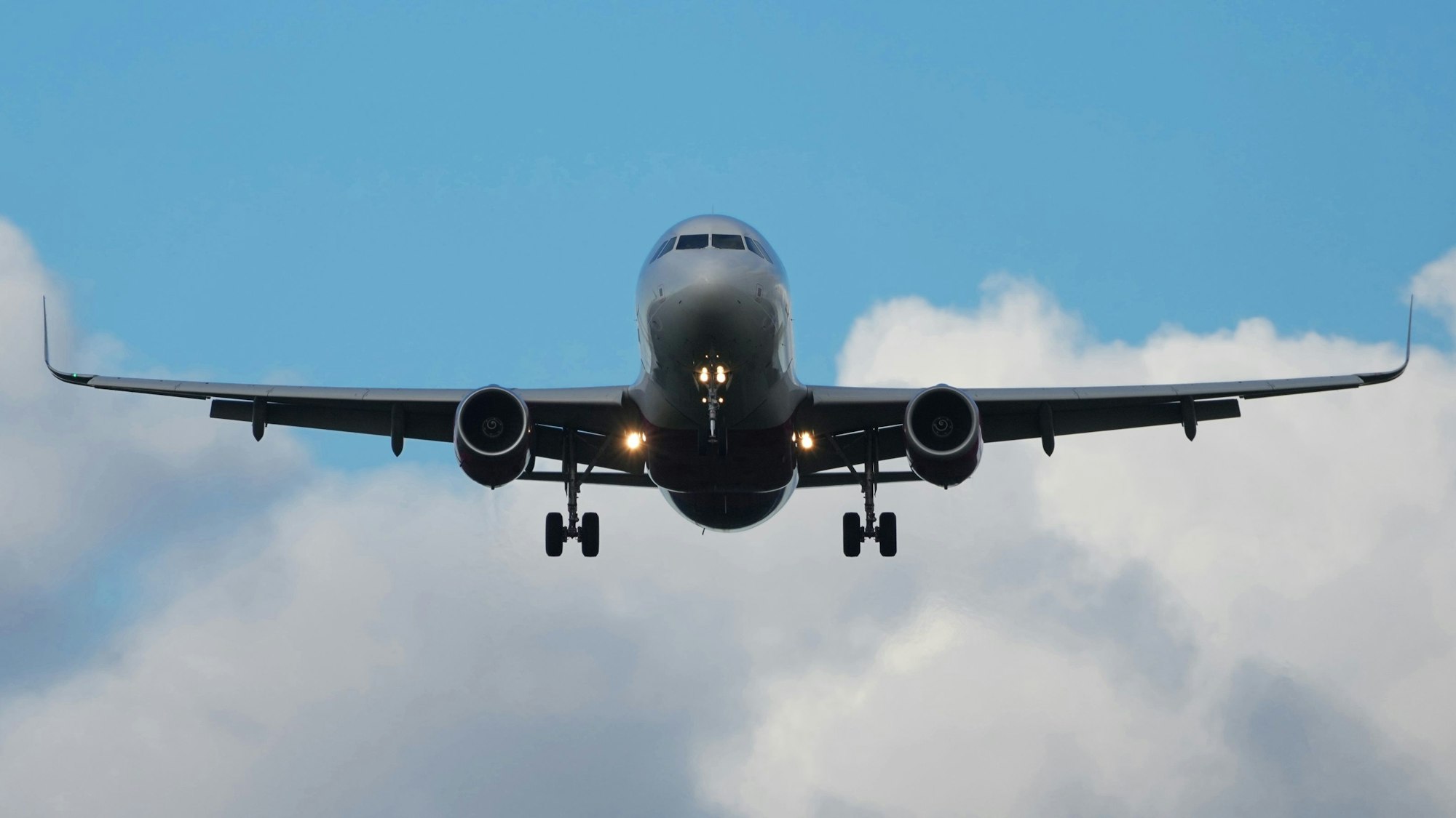 Ein Flugzeug im Landeanflug.